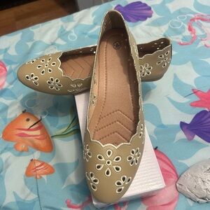 Women's Beige Floral Cutout Ballet Flats